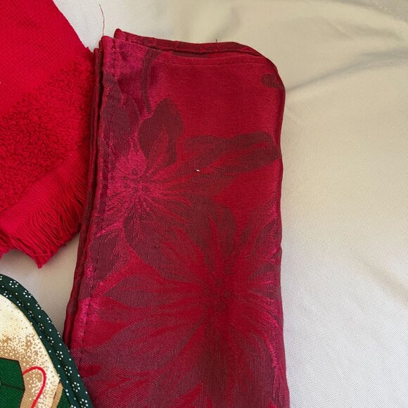 Set Of Christmas Kitchen Linens & Accessories Including Oven Mitts Pot Holders T - Picture 6 of 9